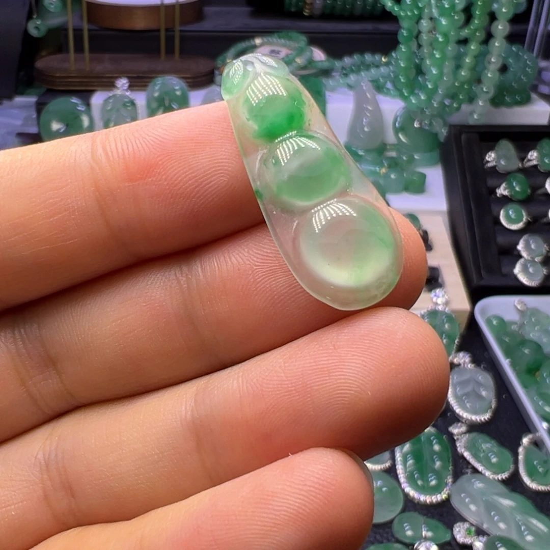 石英质玉（非洲翠）未镶嵌颈饰