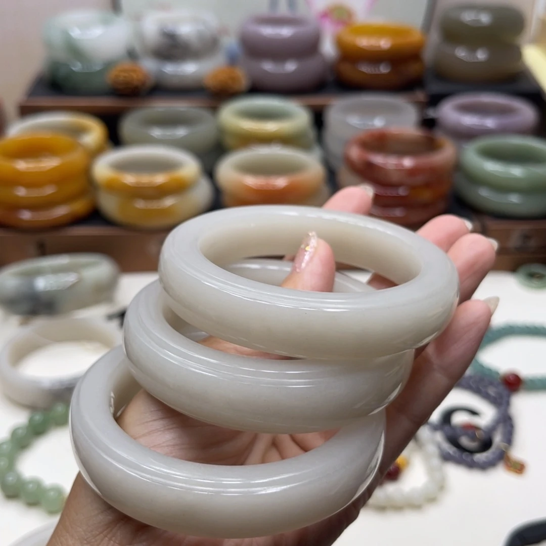 未镶嵌石英岩玉珠宝奇石