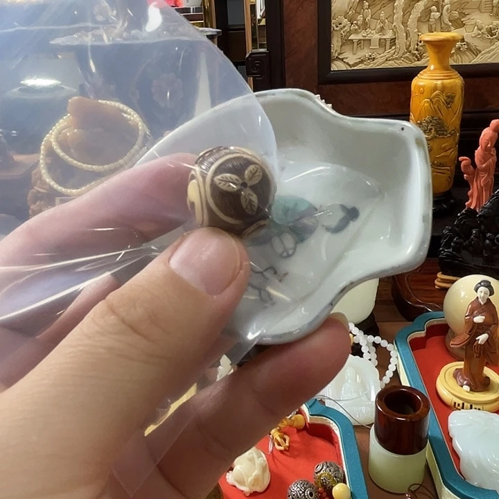 清***浅瓷片精致雕刻工艺