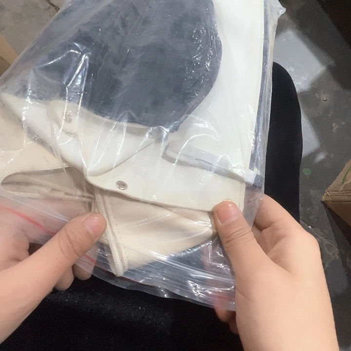 化妆包两个。