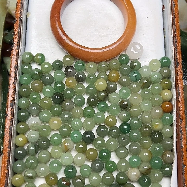 未镶嵌透闪石质玉珠宝奇石