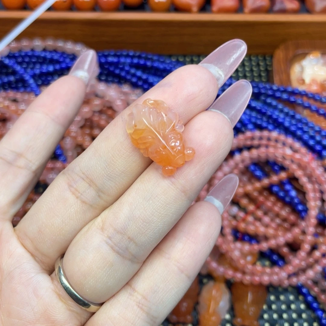 麻***奶南红玛瑙未镶嵌颈饰金鱼