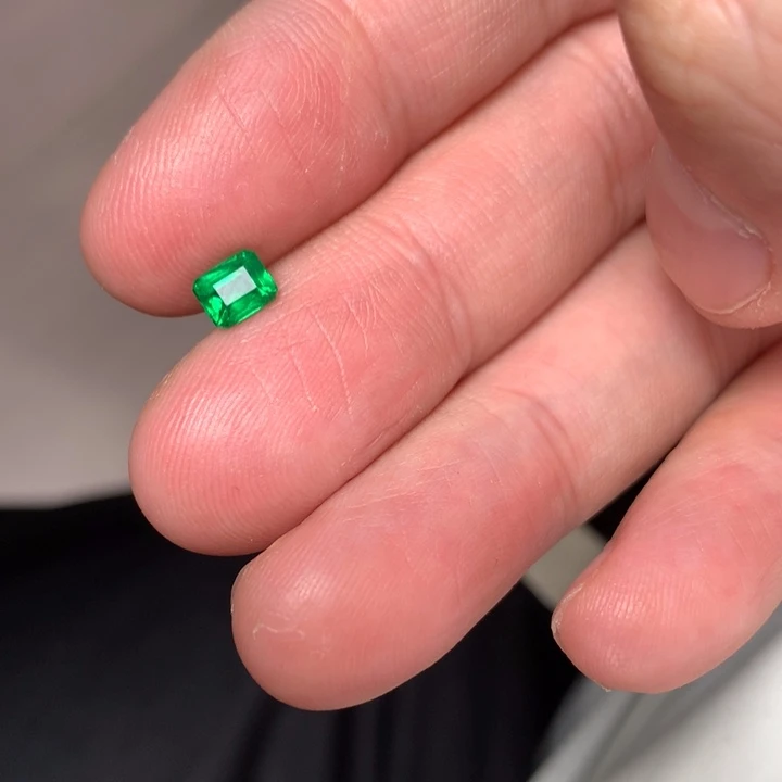 祖母绿裸石未镶嵌