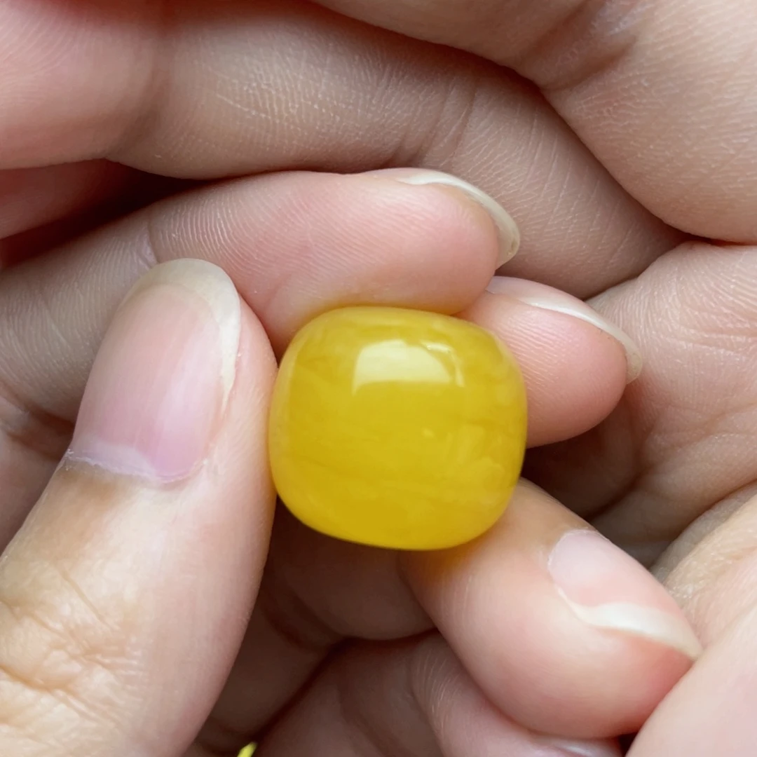 琥珀颈饰未镶嵌鸡油红老型
