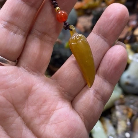 蛇纹石玉手把或挂件未镶嵌