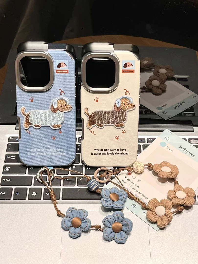 可爱刺绣小狗贴皮壳带手绳适用苹果16/15/14/13防摔手机壳