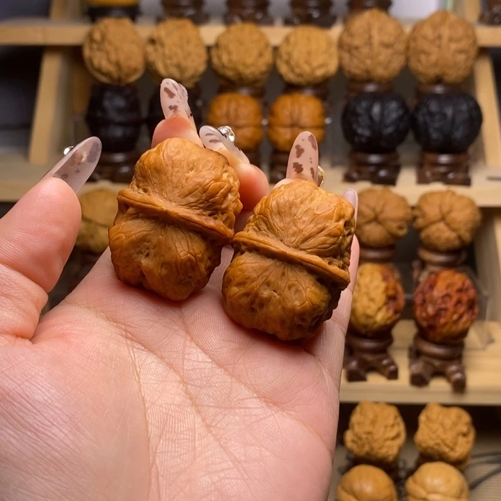 雲***谿文玩核桃吊坠39小坦克Y02