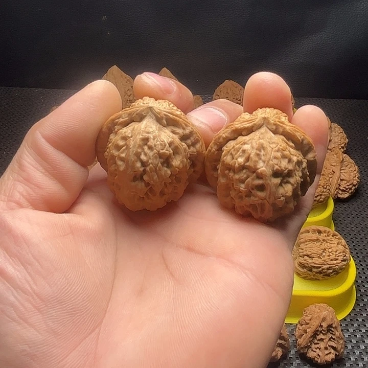把件文玩核桃三角白狮子39尺2