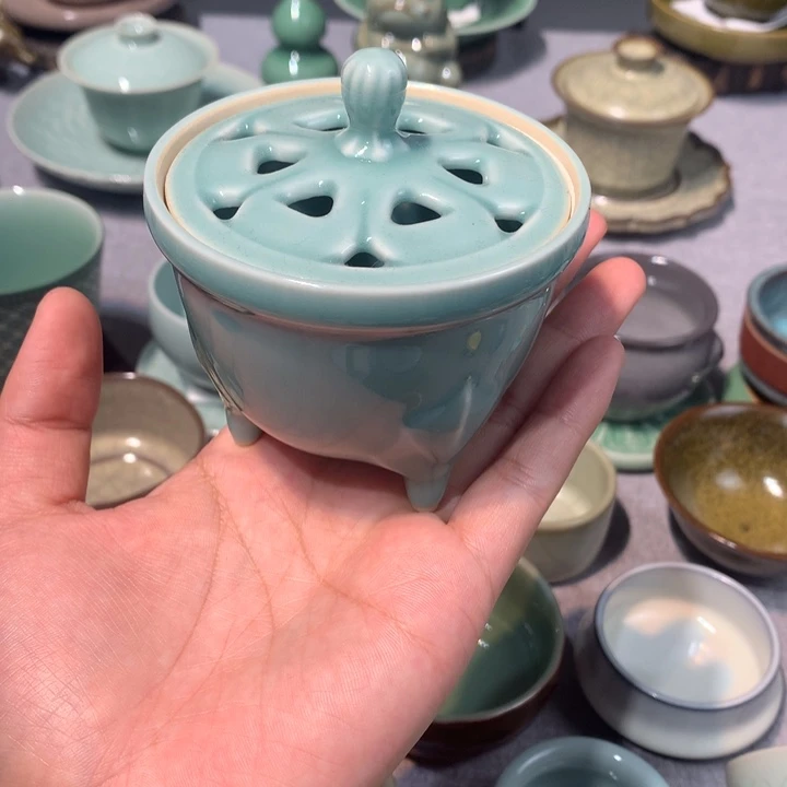 龙泉青瓷镂空香炉