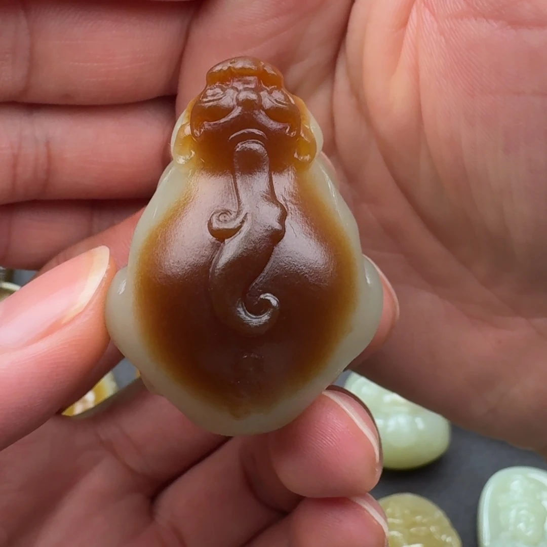 颈饰未镶嵌和田玉（糖玉）