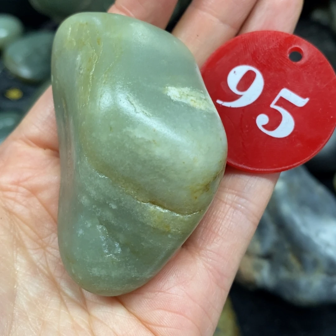 颈饰未镶嵌和田玉（糖玉）