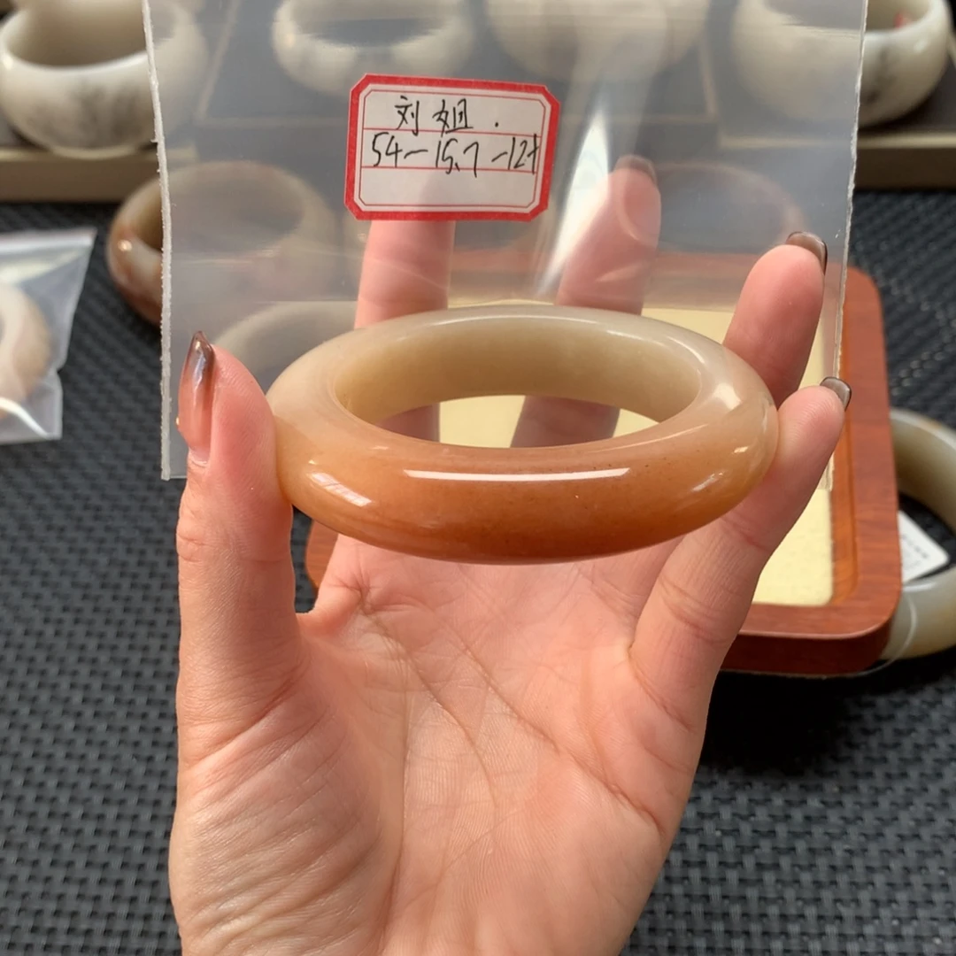 刘***姐石英岩玉未镶嵌手镯