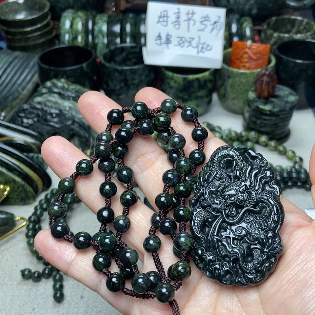 蛇纹石玉未镶嵌颈饰刁**儿
