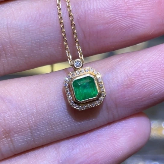 颈饰18K金镶嵌祖母绿0.55ct
