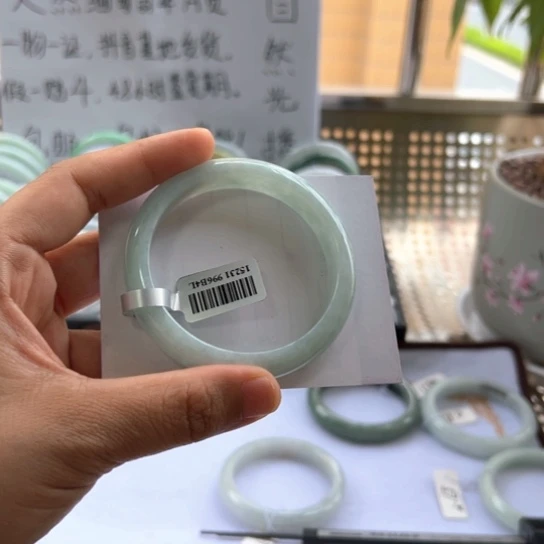 翡翠手镯未镶嵌翡翠手镯