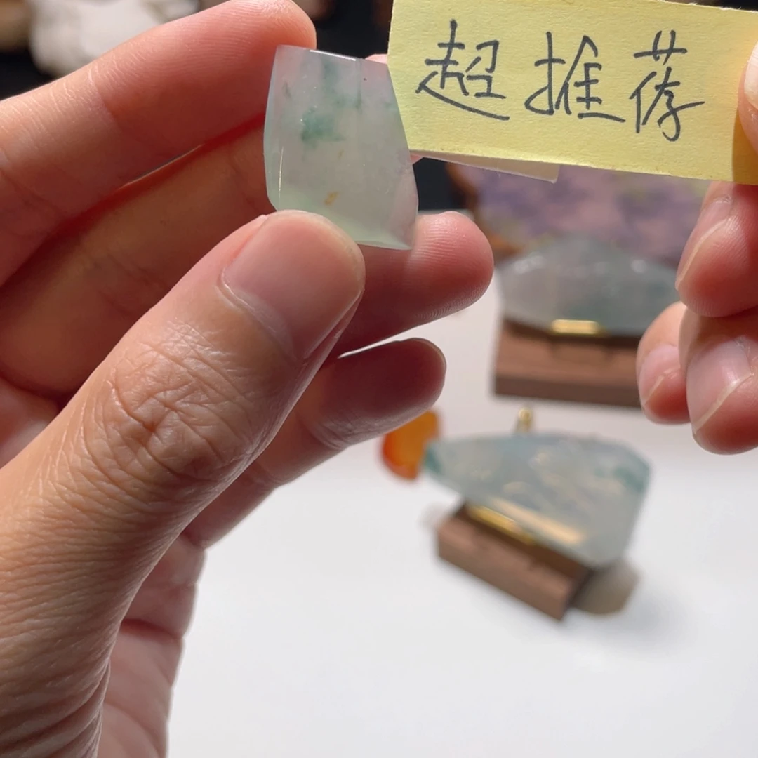 翡翠未镶嵌颈饰葫芦