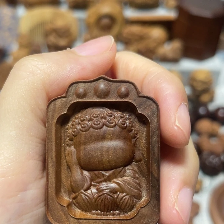 旅****其他檀香木无相佛黑肉高货印度老山檀香打孔后不支持退换货
