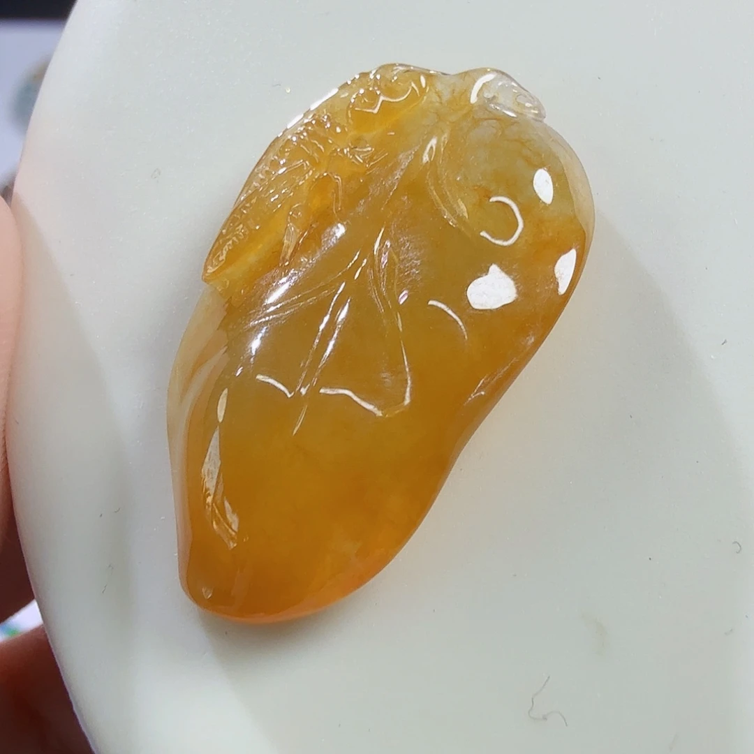 翡翠未镶嵌颈饰一鸣惊人