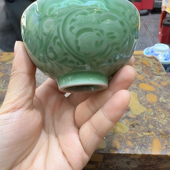 青瓷杯一个，瓷。。。品茗