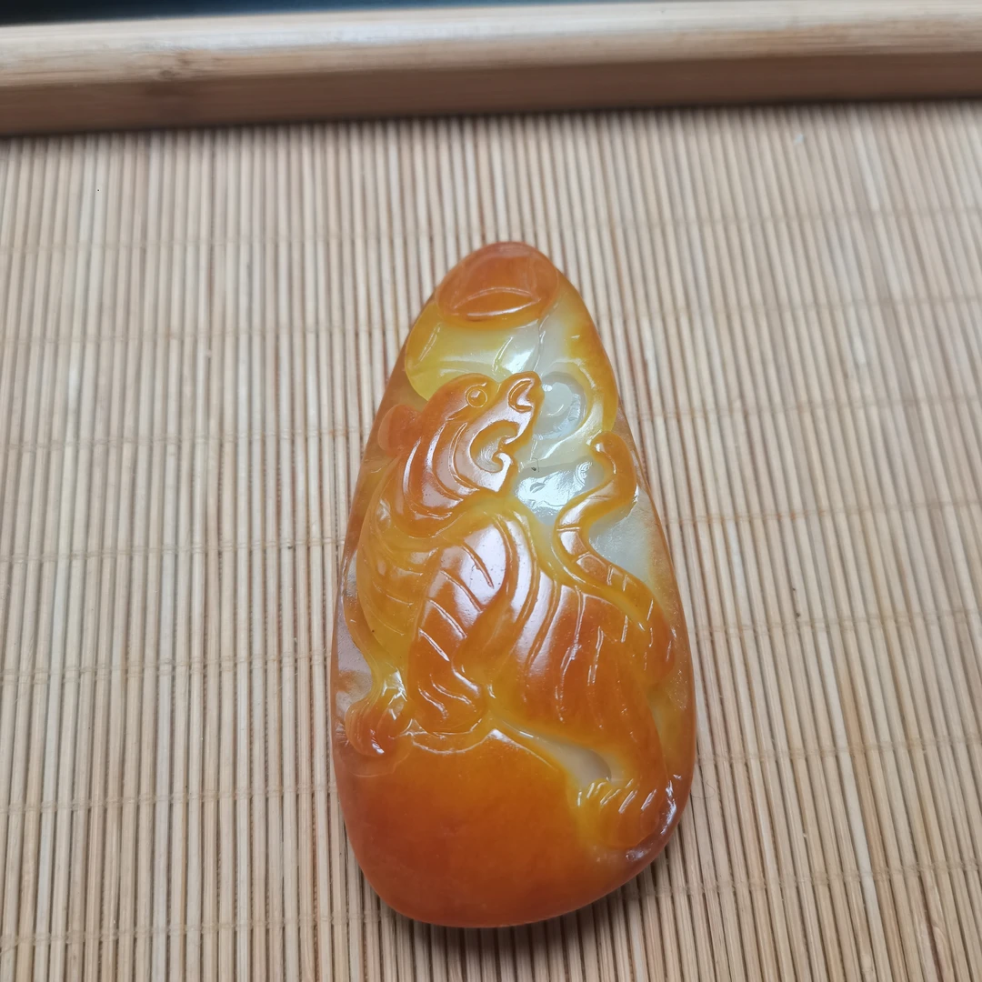新疆和田玉上山虎95克