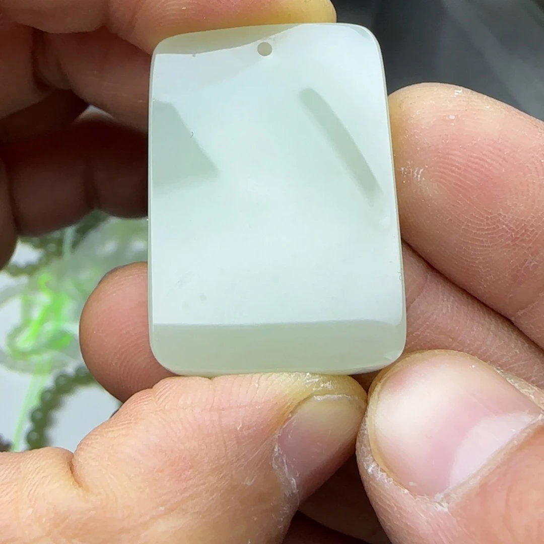 和田玉未镶嵌颈饰且末，有裂