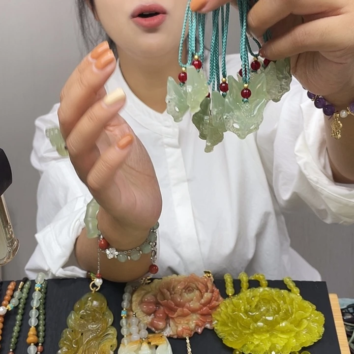 蛇纹石玉未镶嵌颈饰
