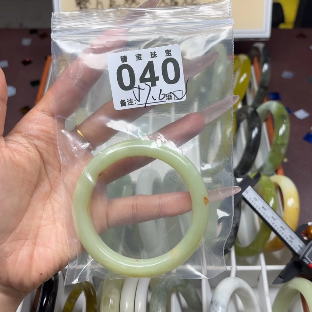 可***哈蛇纹石玉未镶嵌手镯