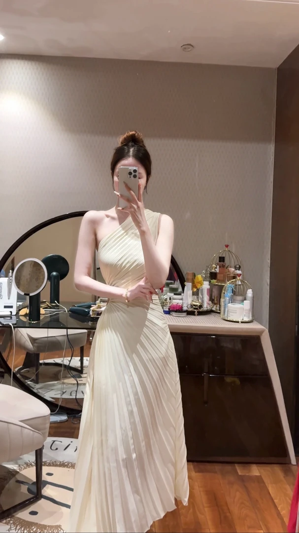 闪闪定制 斜肩风琴褶皱搂腰镂空连衣裙女2523