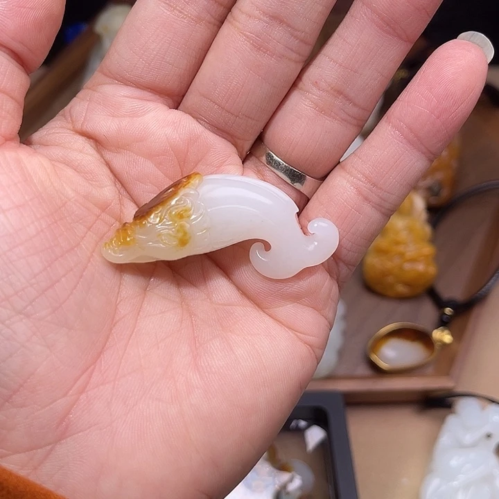 王***馆和田玉未镶嵌颈饰