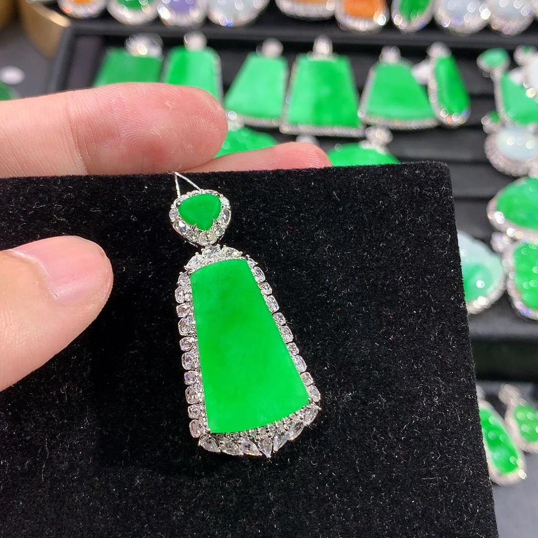 翡翠18K金镶嵌颈饰