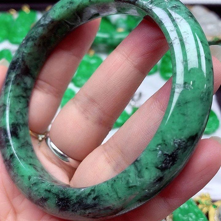 翡翠手镯未镶嵌翡翠