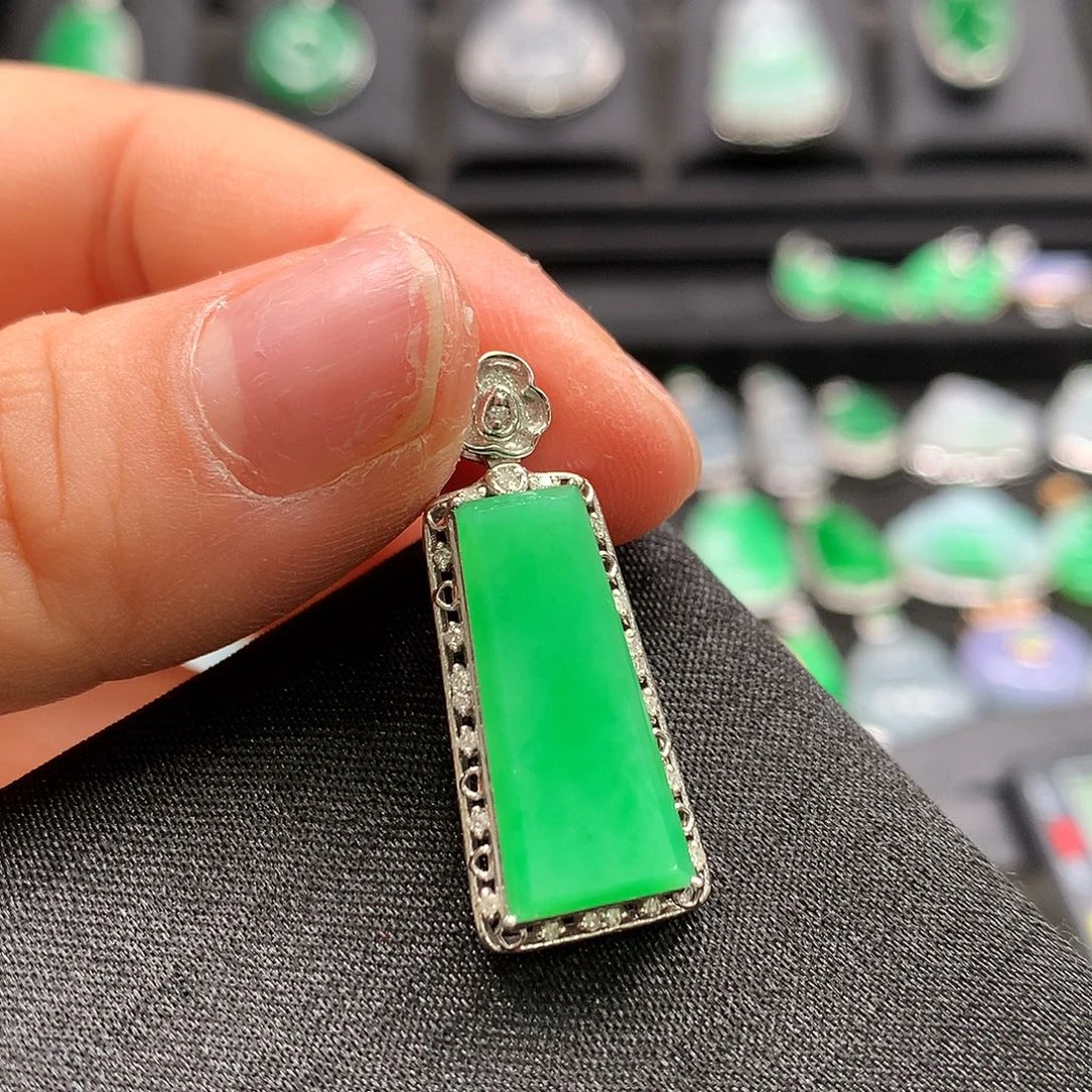 翡翠18K金镶嵌颈饰无事牌