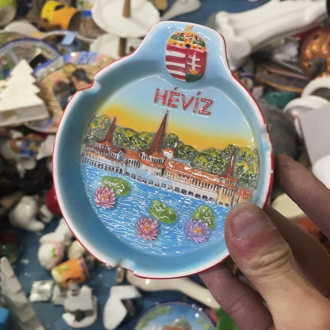 摆件  磕碰。 封釉。        