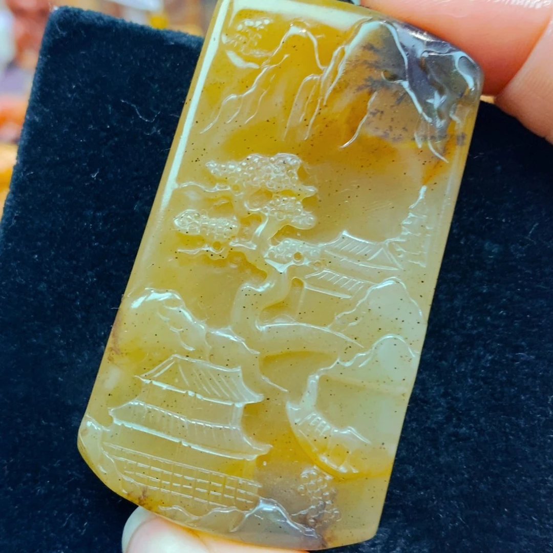 未镶嵌石英质玉（黄龙玉）颈饰