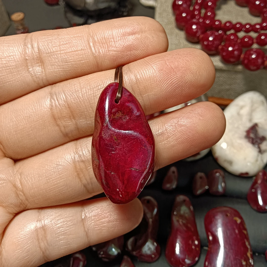 天然辰砂天然原矿朱砂随行吊坠23克