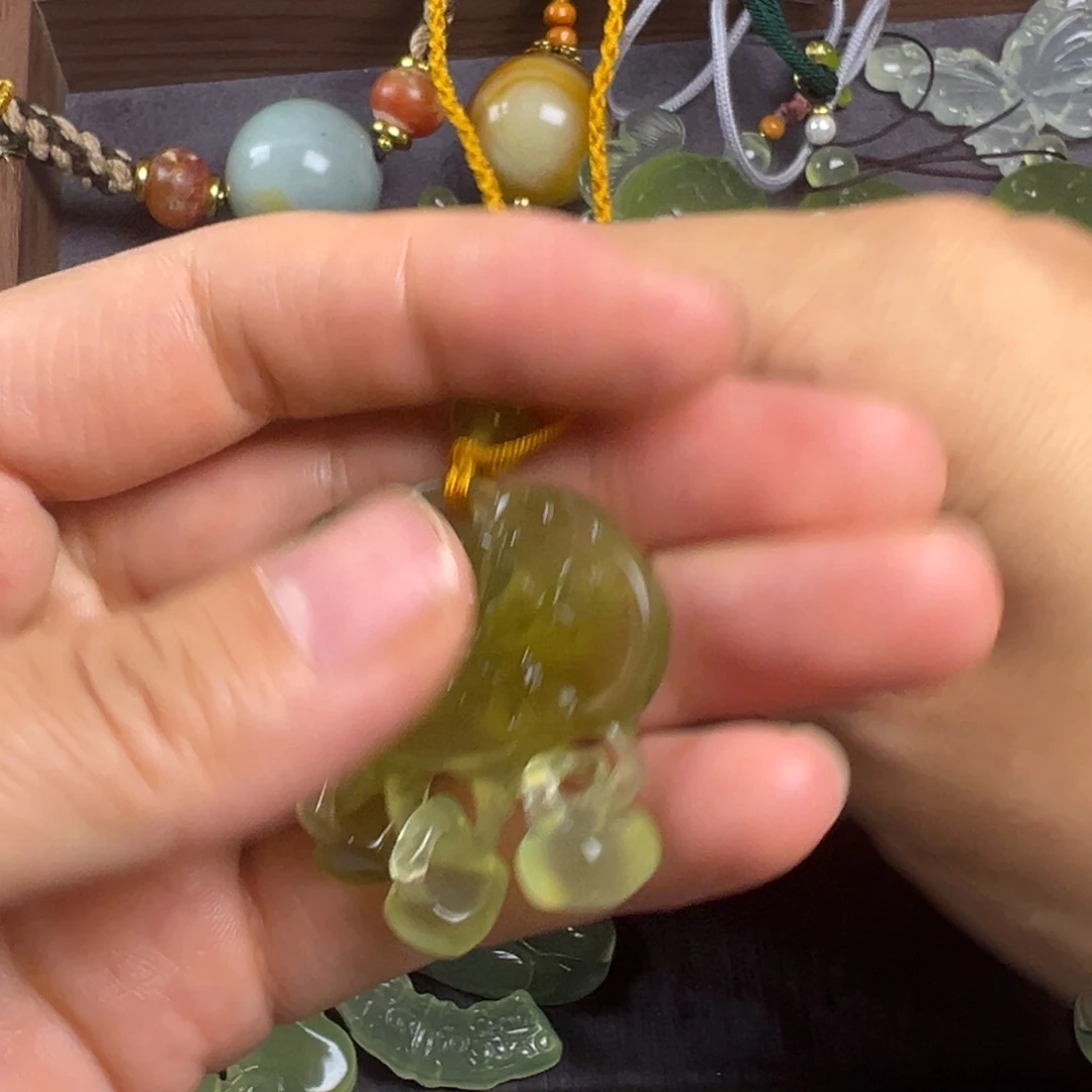 沙***宁未镶嵌蛇纹石玉颈饰