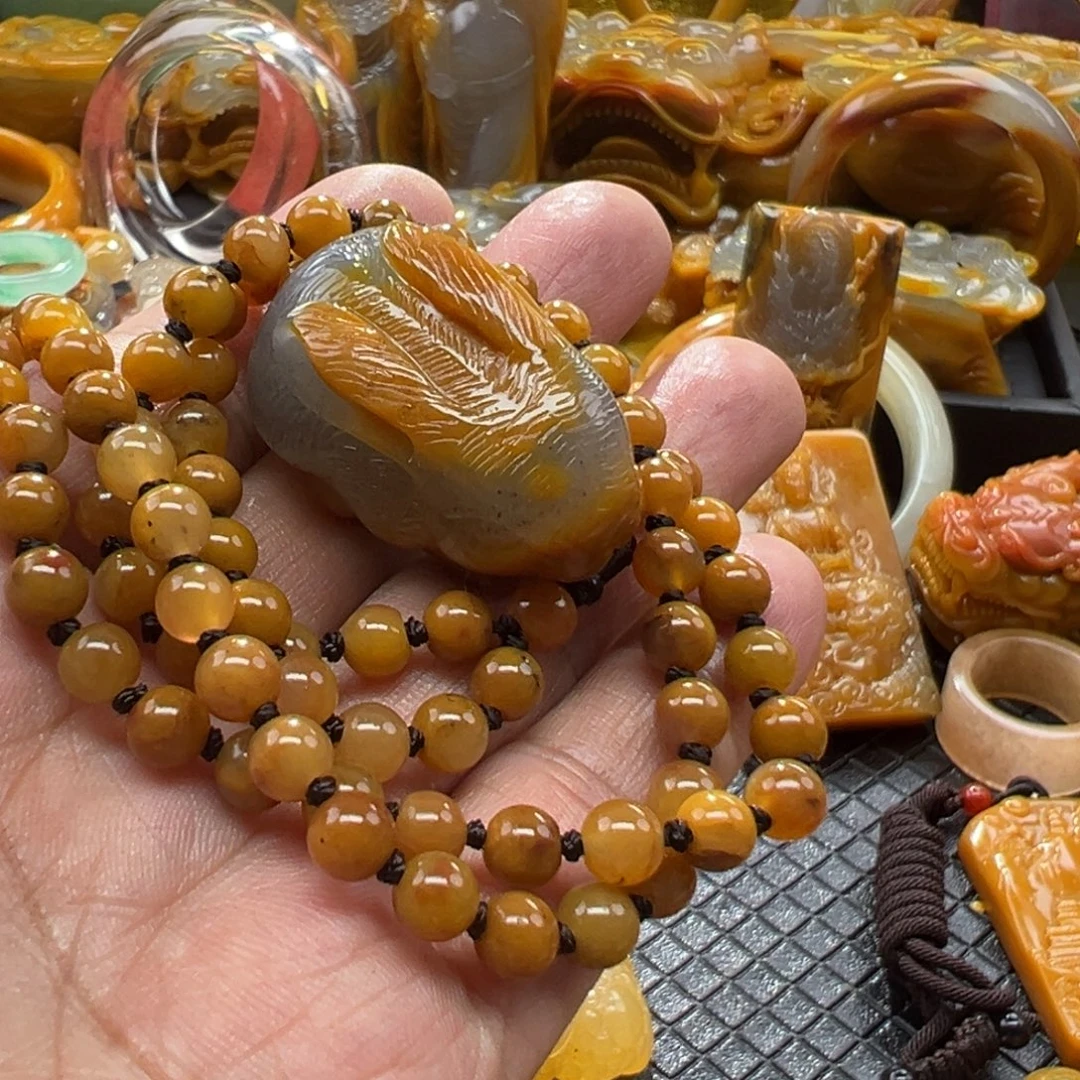 大***果颈饰未镶嵌石英质玉