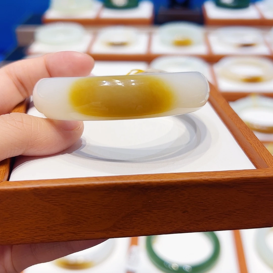 和田玉未镶嵌手镯一口糖5354