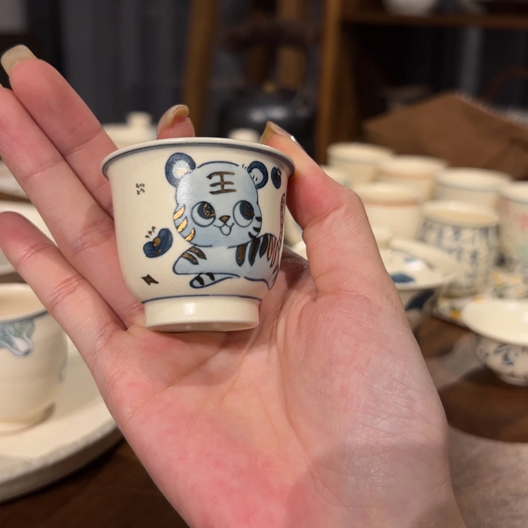 瓷片陶瓷。         陶瓷。