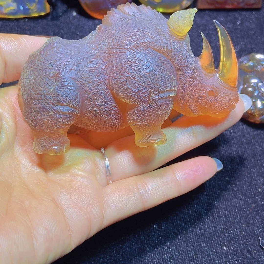 未镶嵌颈饰琥珀犀牛