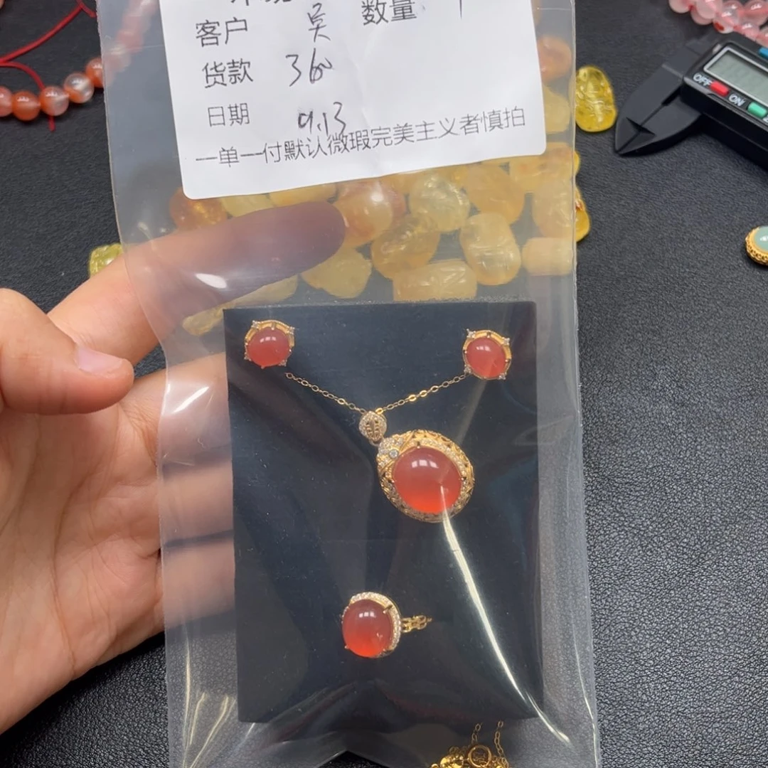 吴****未镶嵌配饰南红玛瑙