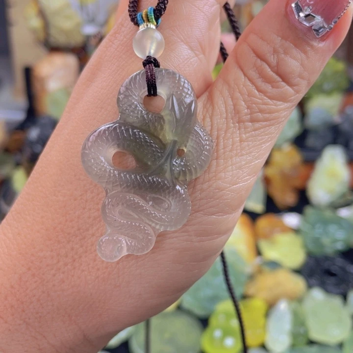 蛇纹石玉颈饰合金