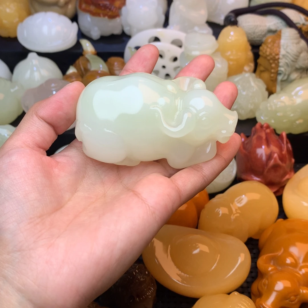 不***怪五彩石手把件白色牛牛