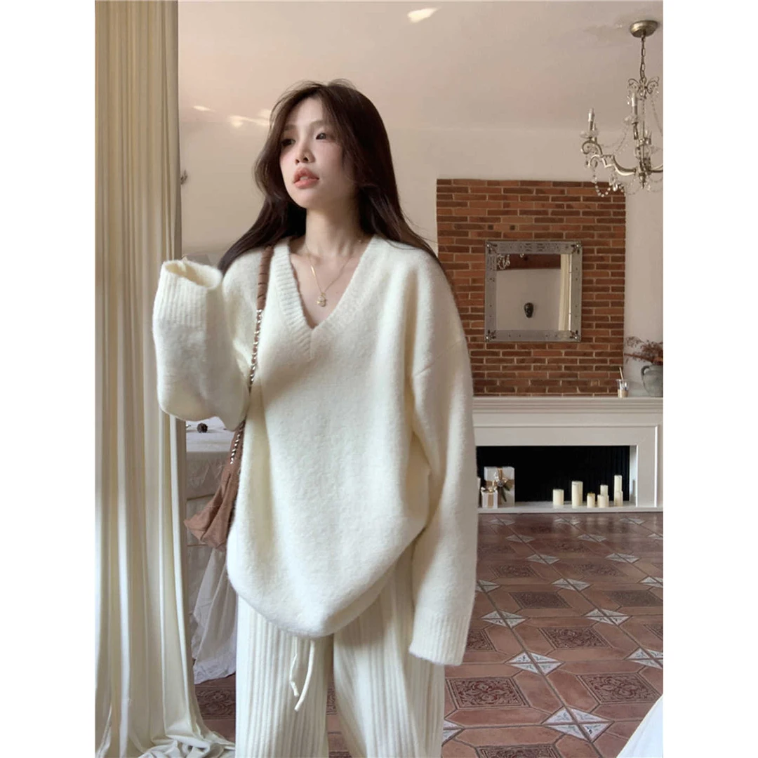 高级感V领白色毛衣女秋冬慵懒风宽松软糯奶呼呼外穿套头针织上衣