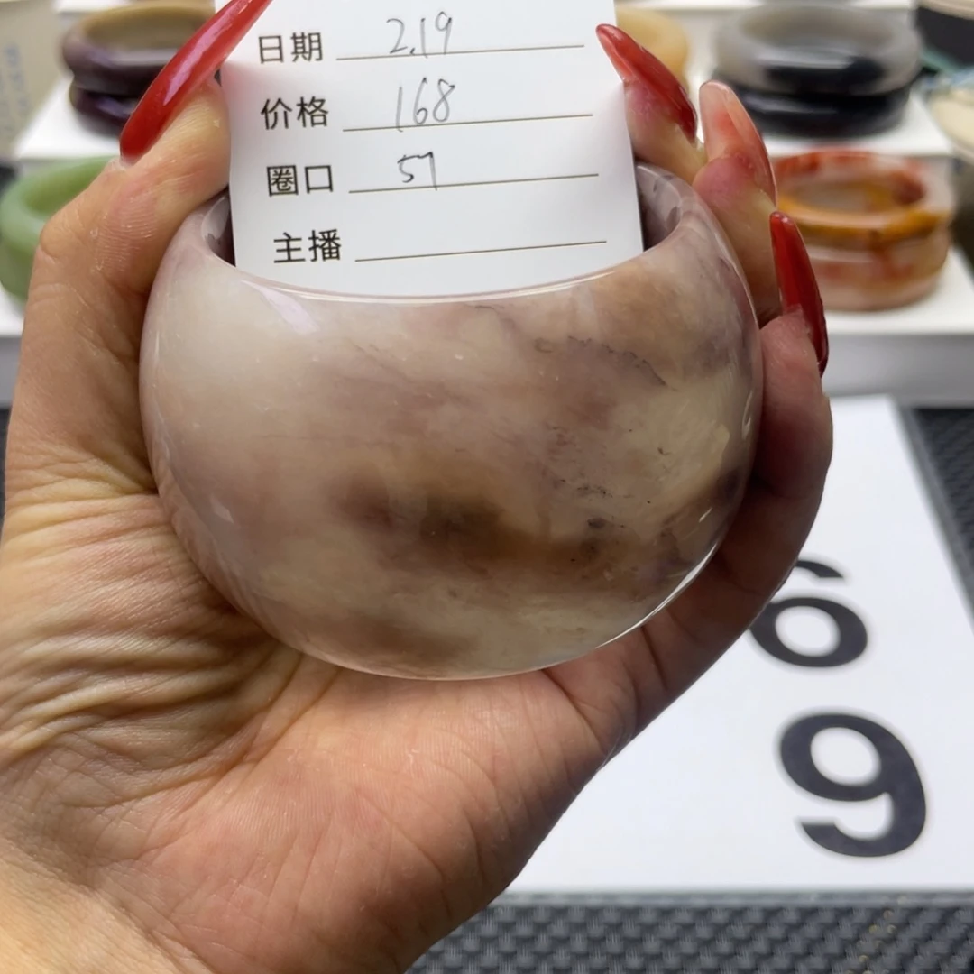 石英质玉手镯未镶嵌自****?