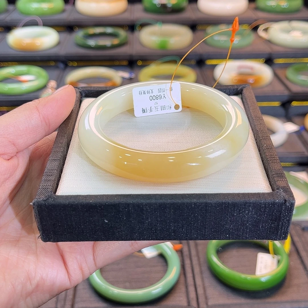 和田玉未镶嵌手镯糖白微瑕57+