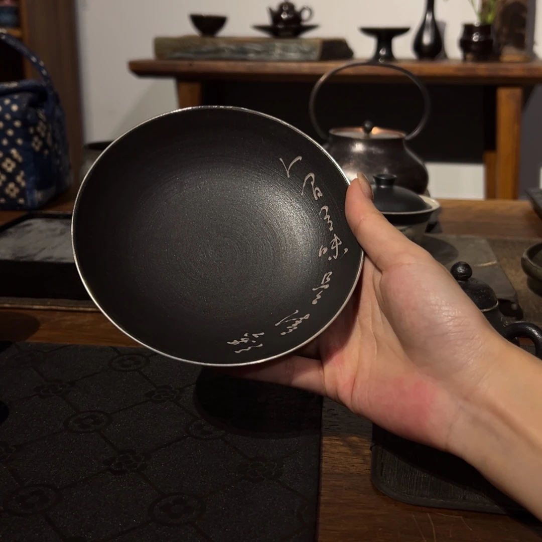 灰***兔瓷片陶瓷。       陶瓷。