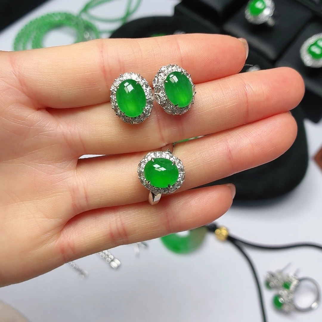 翡翠18K金镶嵌戒指