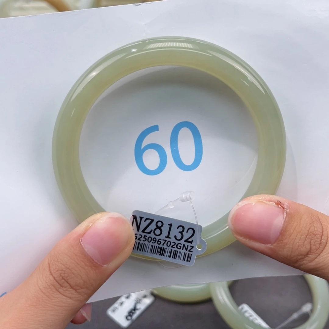 T***唐和田玉手镯未镶嵌