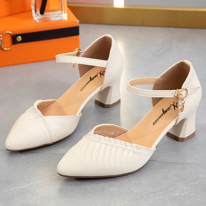 夏季真皮女鞋头层牛皮中年女士粗跟百搭包头凉鞋中空时装中跟6628